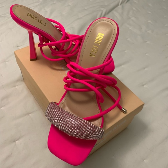 Hot Pink MISS LOLA size 7( Worn Once ) on NyE it’s so beautiful ❤️ - Picture 4 of 6